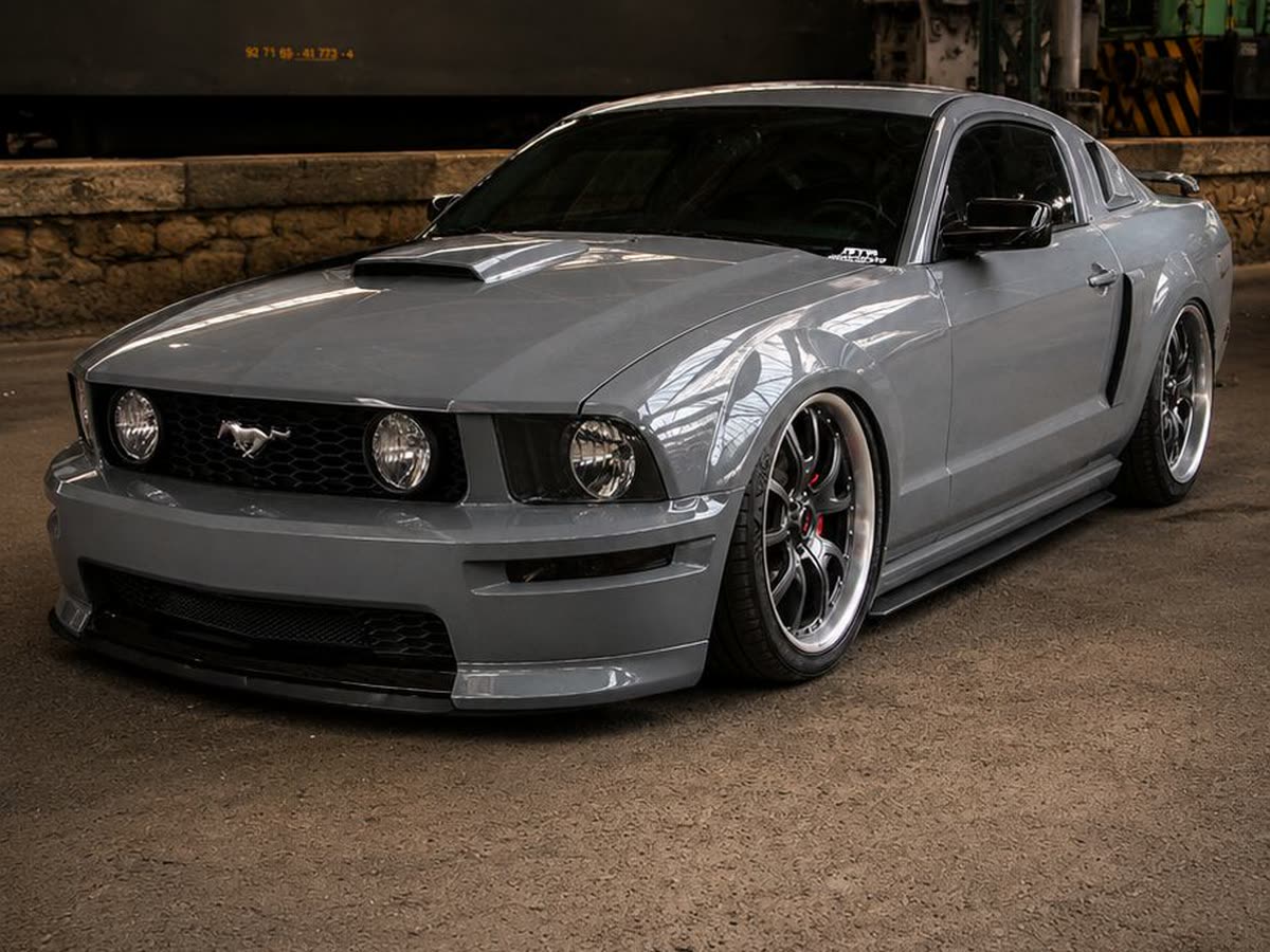 Ford Mustang gris preparado expuesto en una concentración