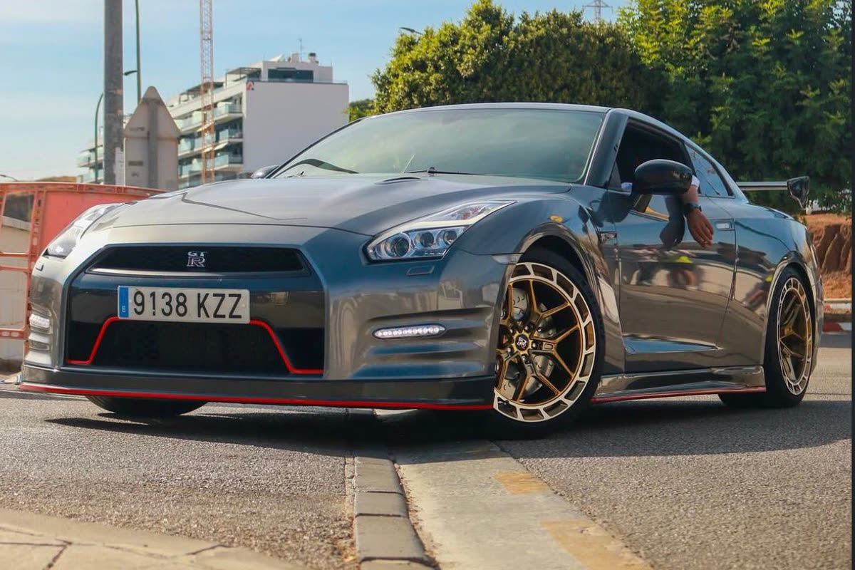 Nissan GT-R gris, ejemplo de coche deportivo