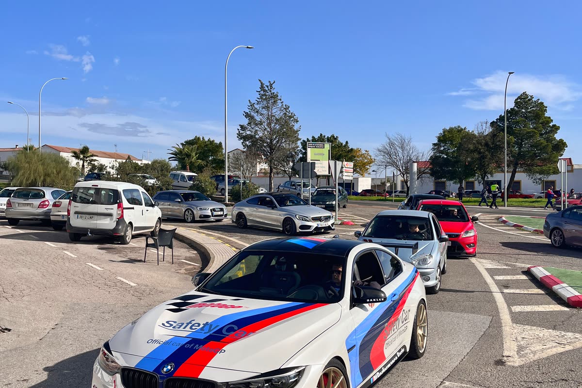 BMW M4 blanco con decoración de competición, ejemplo de espíritu racing