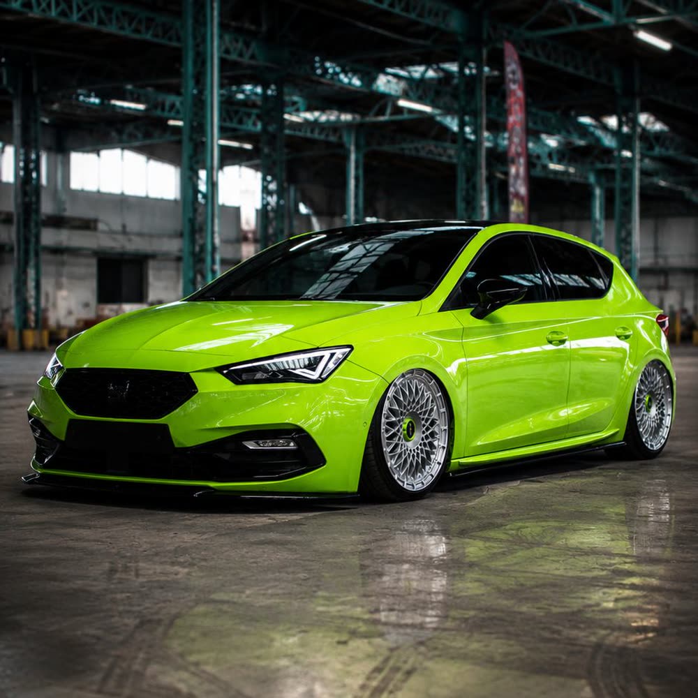 Cupra León verde lima con preparación stance