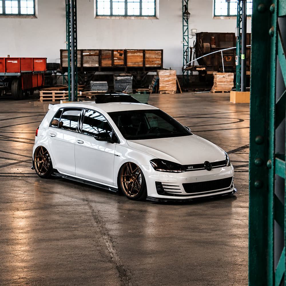 Volkswagen Golf GTI blanco con llantas de bronce