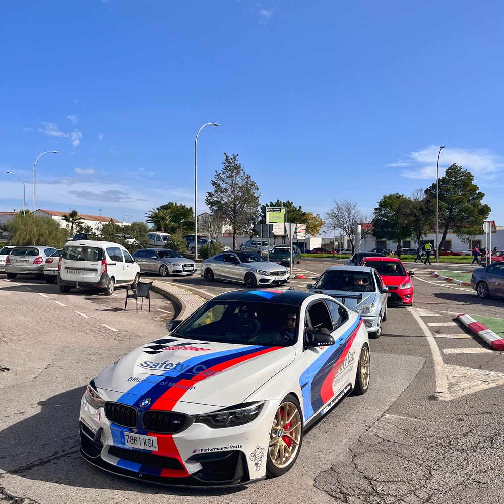 BMW M4 blanco con decoración tipo safety car