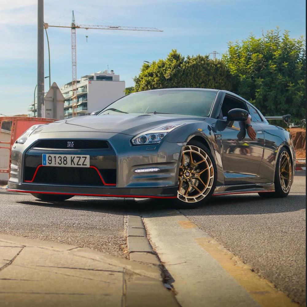 Nissan GT-R gris Nismo en una salida del club
