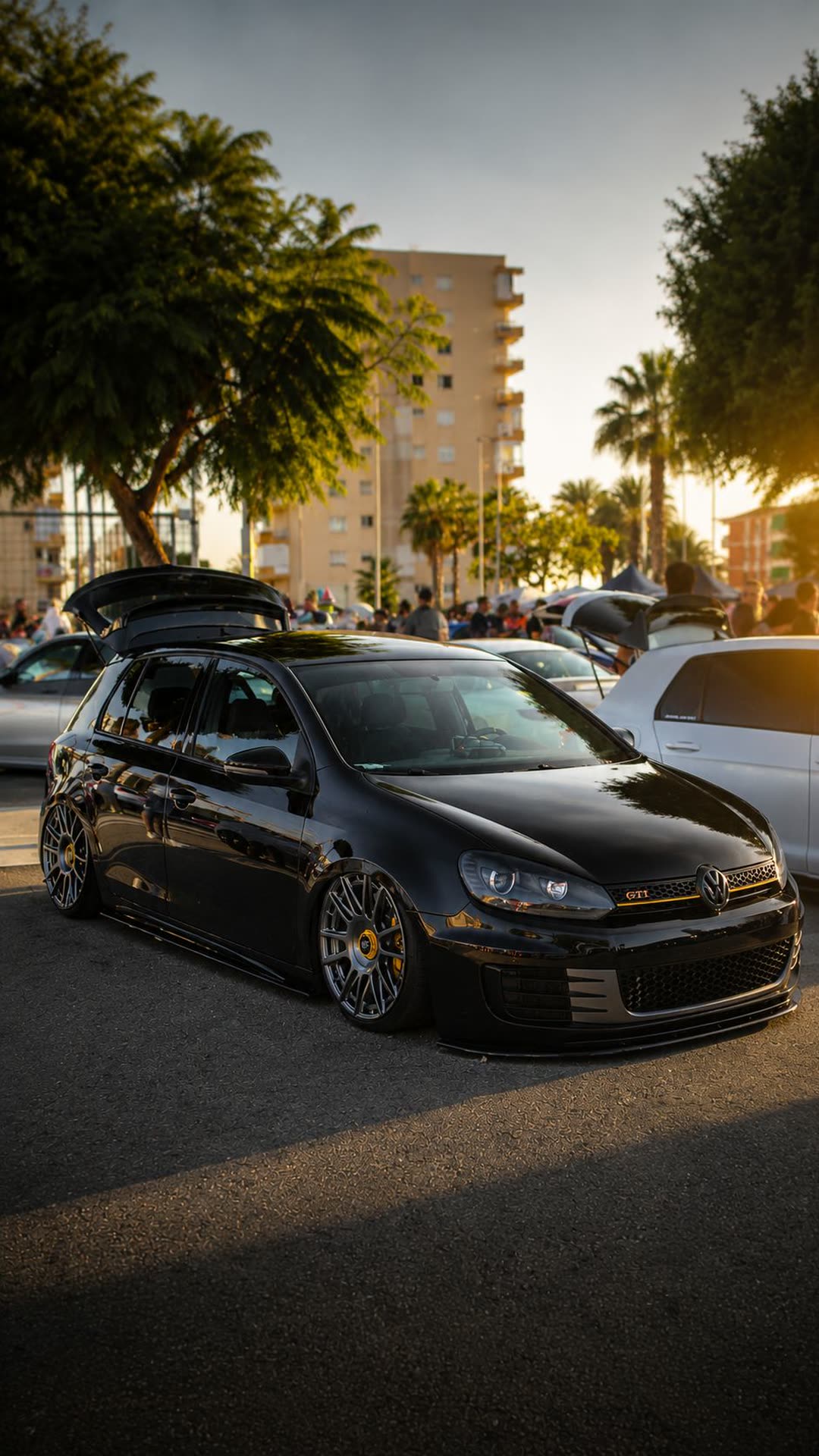Golf GTI negro rebajado al atardecer en una quedada de Octano Club en Algarrobo Costa