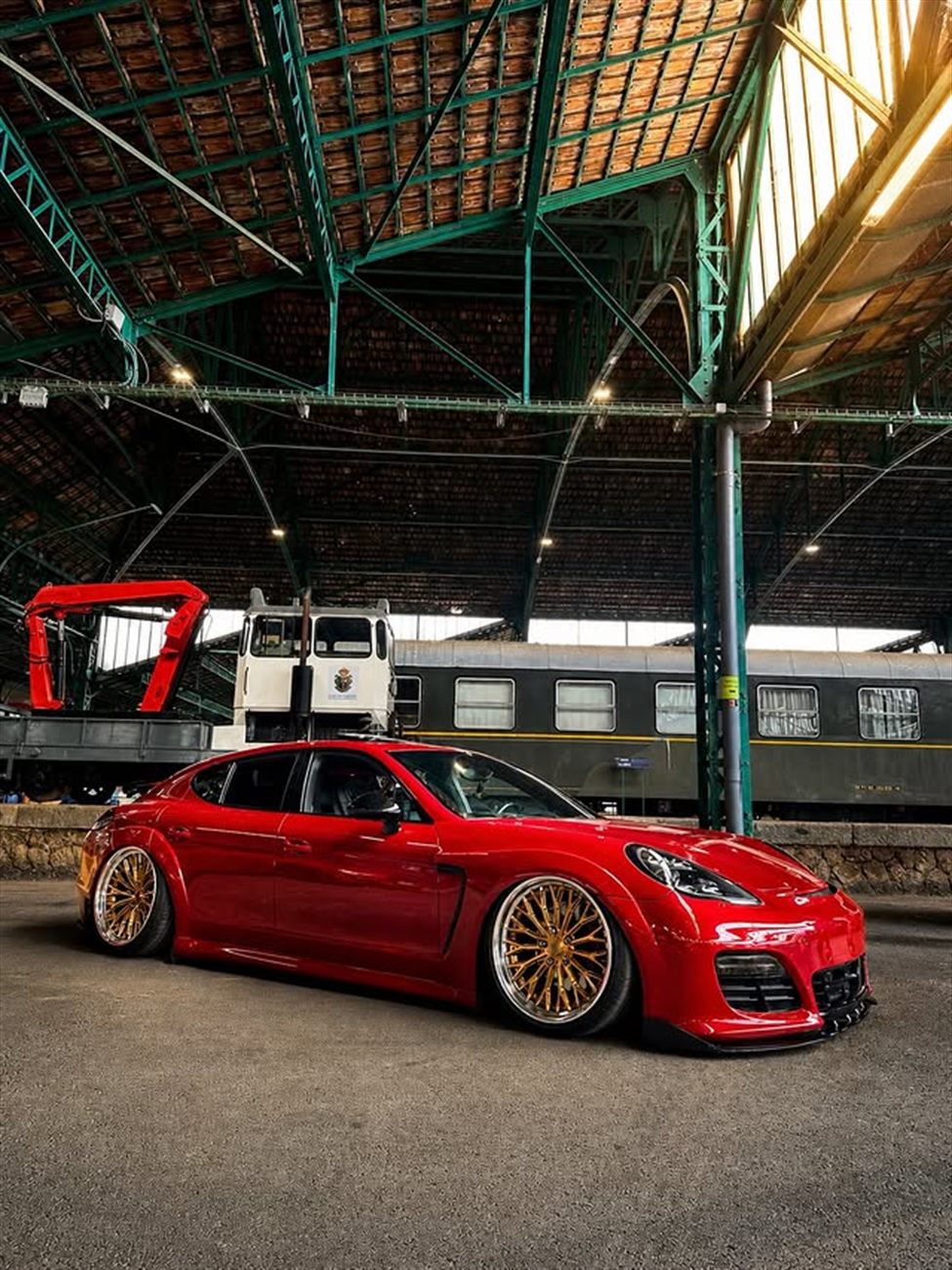 Porsche Panamera rojo con preparación stance en una quedada de Octano Club