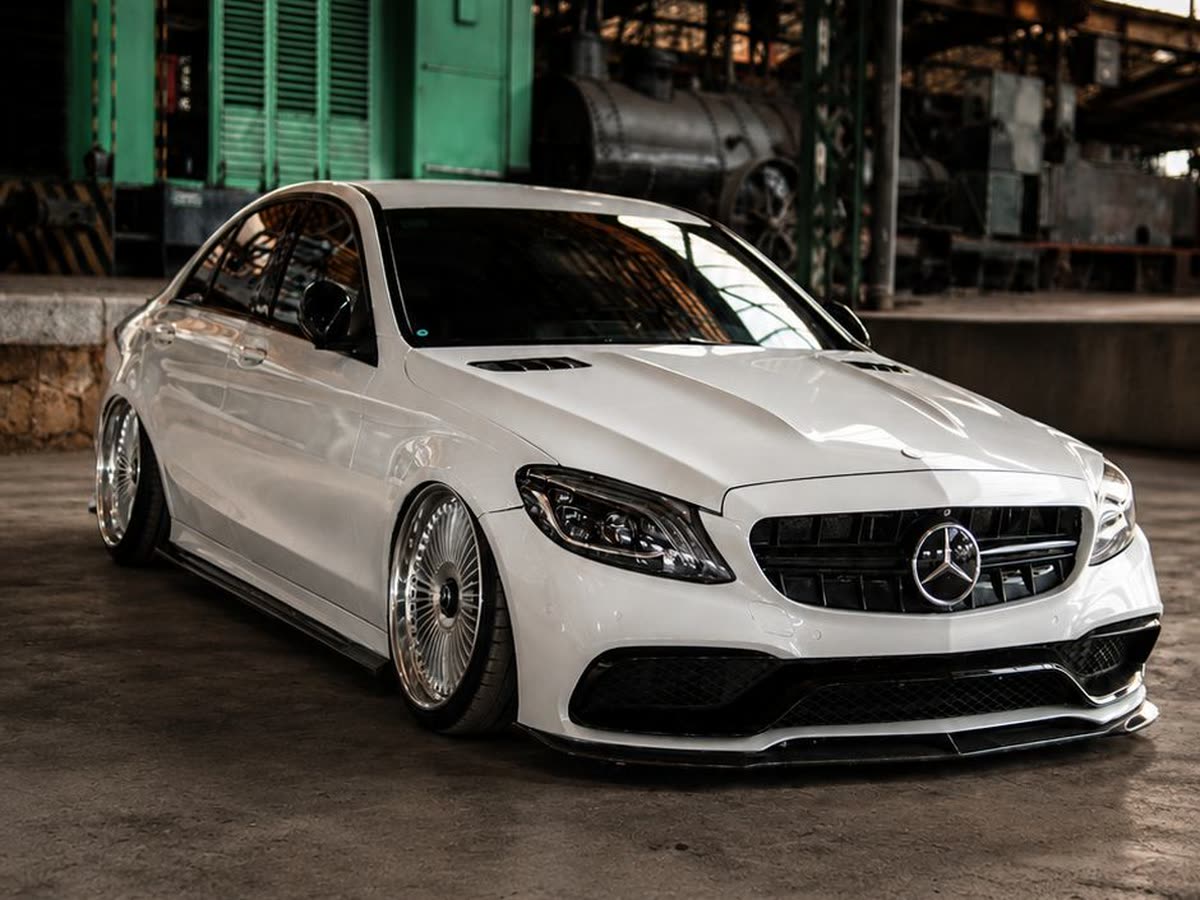 Mercedes-Benz Clase C blanco rebajado en una nave durante un evento del club
