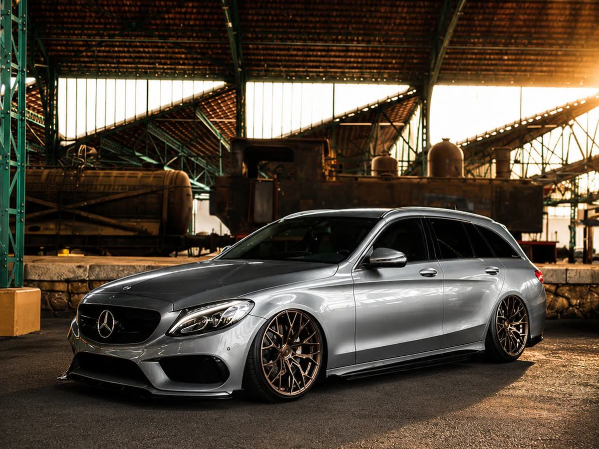 Mercedes-Benz Clase C Estate plateado preparado en una nave al atardecer